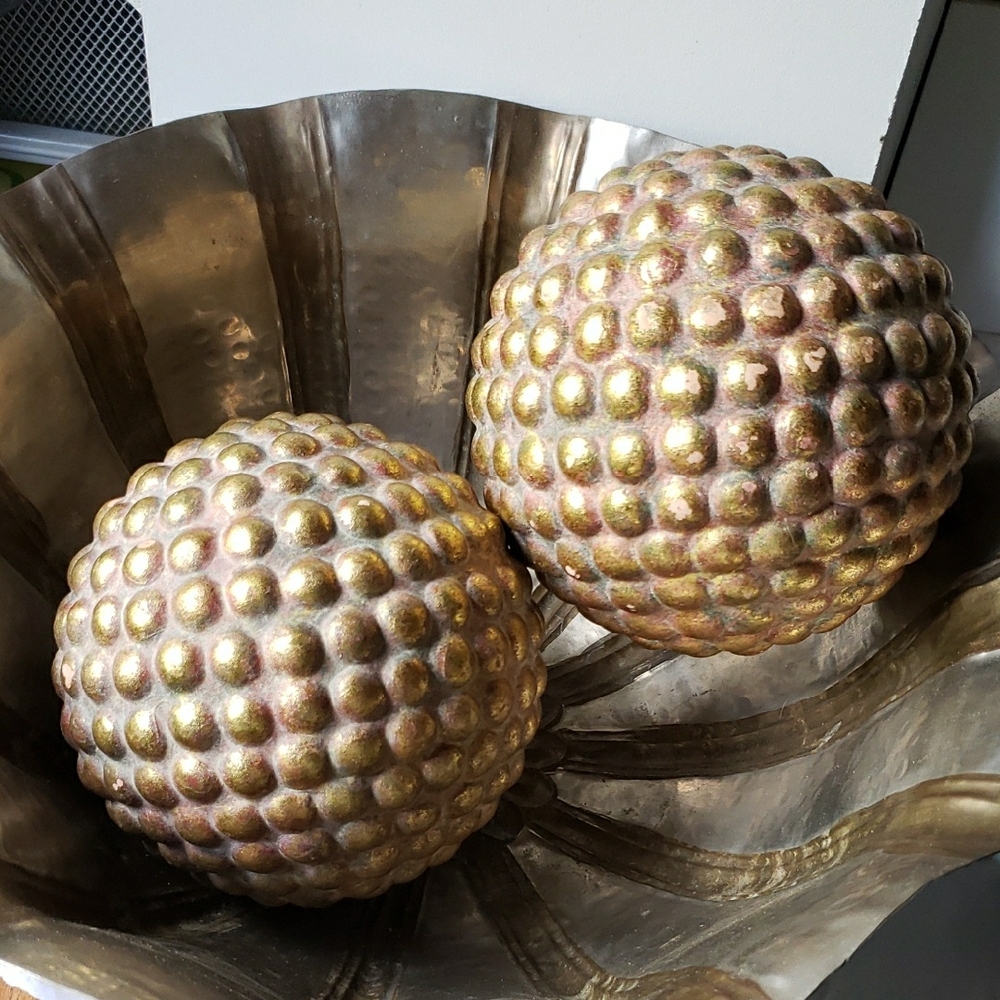 Elegant Gold Textured Decor Spheres